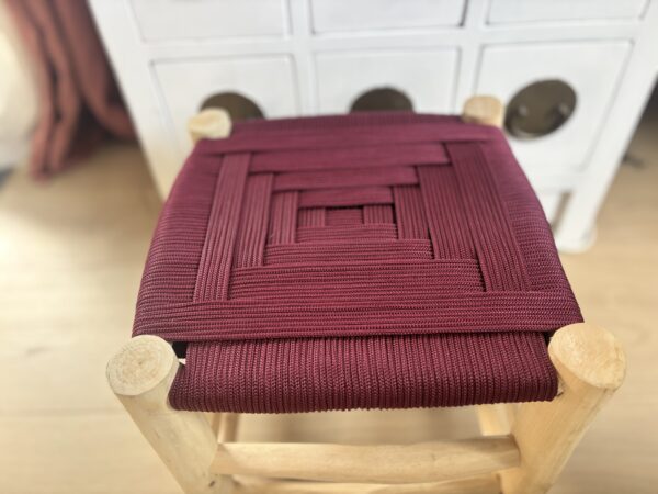 Tabouret marocain couleur lie de vin tressé en corde du nylon