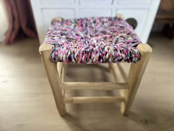 Tabouret marocain traditionnel en boucherouite rosé