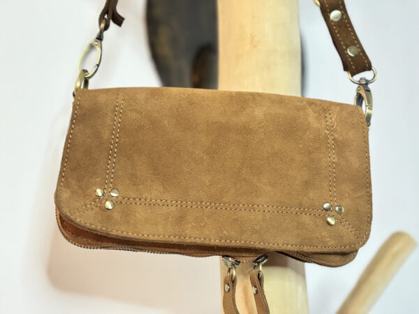 pochette en daim fait main couleur taupe