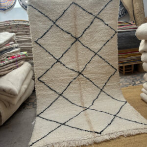 tapis marocain moderne ecru beni ouarain tisse a la main laine losange trame noire