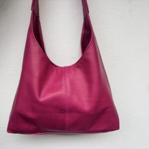 Sac cuir fushia porté épaule