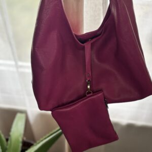 Sac fushia cuir porté épaule et sa pochette intérieure amovible