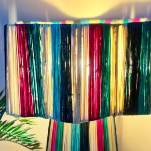 Lampe multicolore en raphia à poser