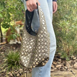 Sac à main kaki avec rivets métalliques Collection Eclat de Marrakech